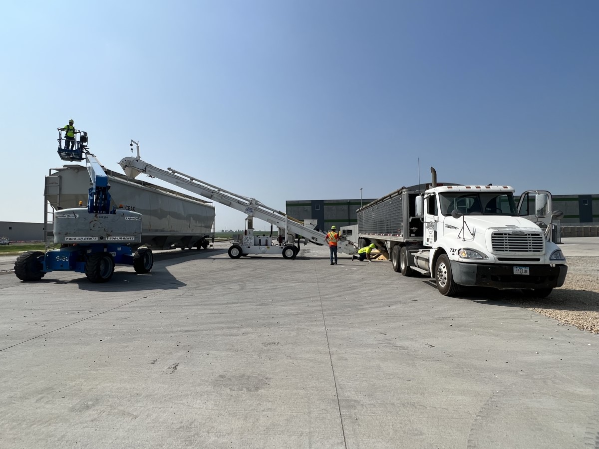 Travero Rail to truck transloading at Logistics Park Cedar